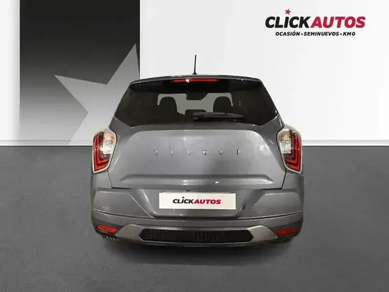 Usado SsangYong Tivoli 135 CV (99 kW) 2024 Gris / plata SUV