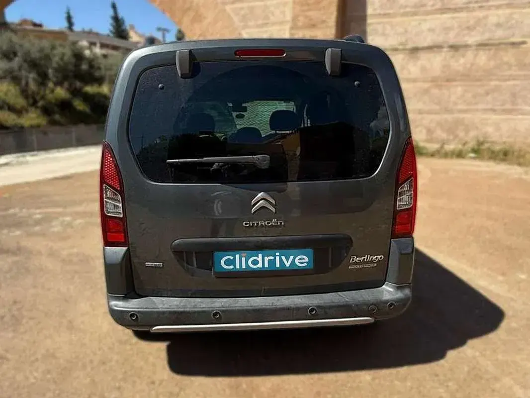 Usado Citroën Berlingo Feel 120 CV (88 kW) 2015 Gris Monovolumen