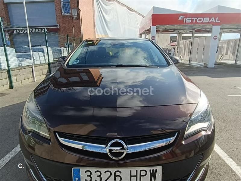 Usado Opel Astra Excellence 110 CV (80 kW) 2013 Marrón Berlina