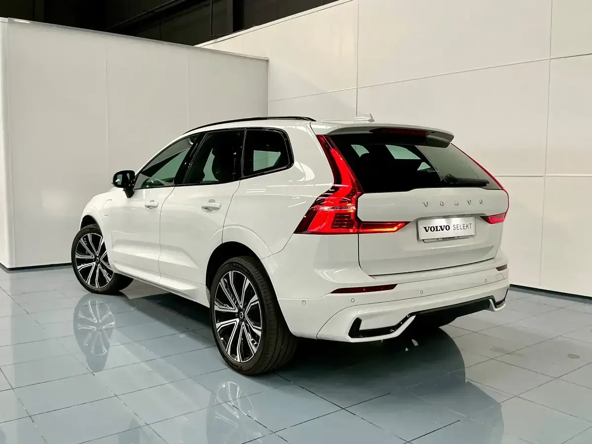 Usado Volvo XC60 Plus 350 CV (257 kW) 2022 Blanco SUV