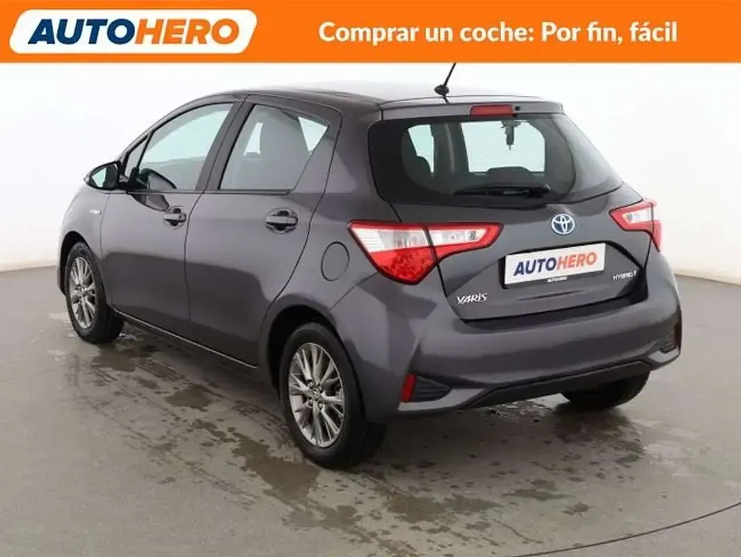 Usado Toyota Yaris Hybrid Active 99 CV (72 kW) 2019 Gris Utilitario