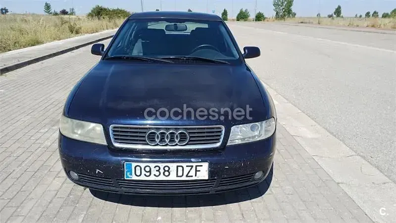 Usado Audi A4 110 CV (80 kW) 1999 Azul Berlina