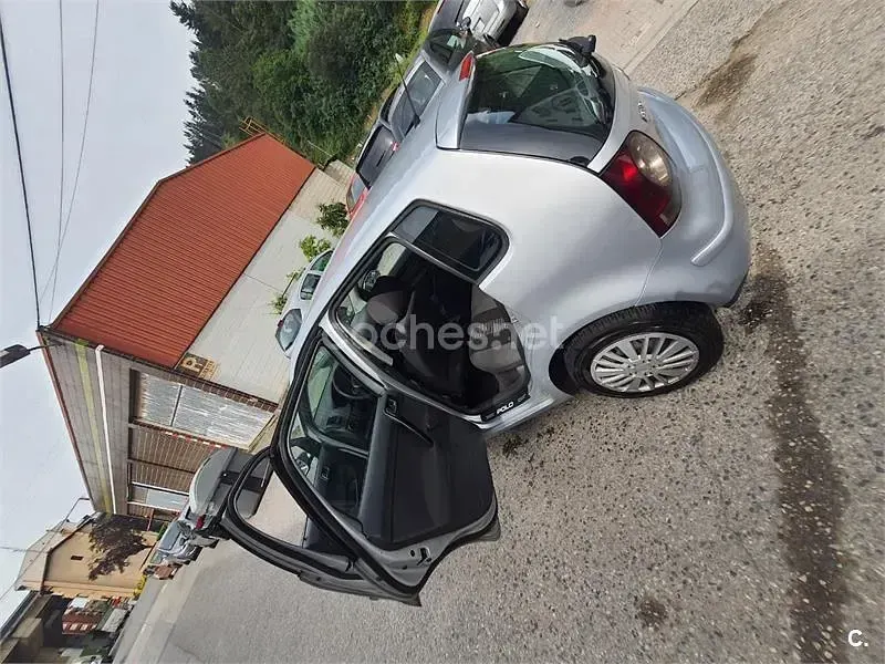 Usado VW Polo Advance 80 CV (58 kW) 2005 Gris / plata Utilitario