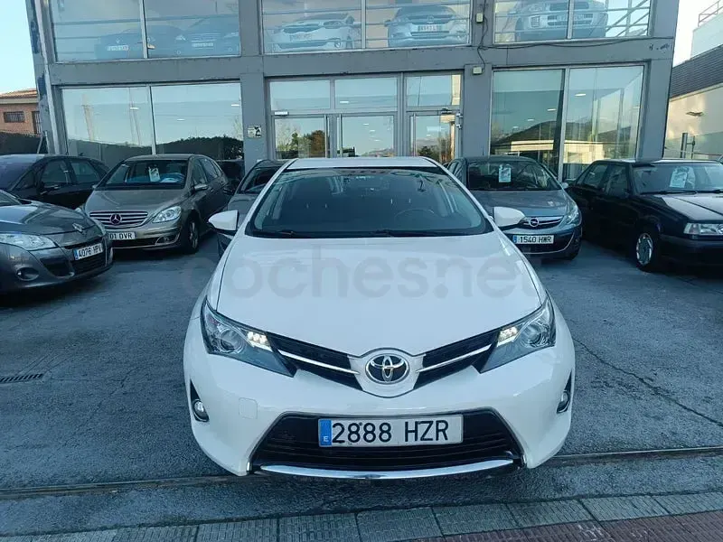 Usado Toyota Auris Active 124 CV (91 kW) 2014 Gris / plata Berlina