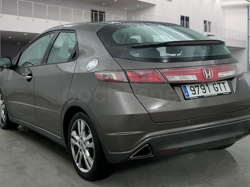 Usado Honda Civic Luxury 140 CV (102 kW) 2010 Gris / plata Berlina