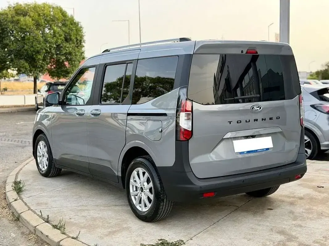 Usado Ford Tourneo Courier Titanium 125 CV (91 kW) 2024 Burdeos Monovolumen