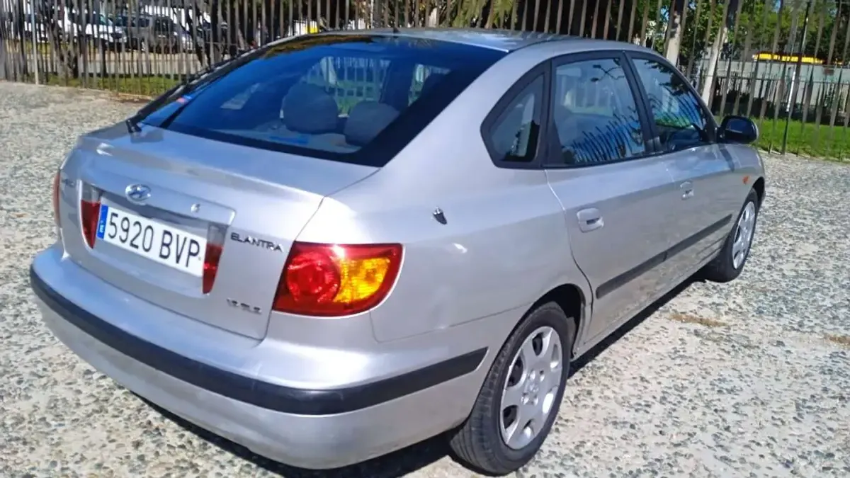 Usado Hyundai Elantra GLS 107 CV (78 kW) 2002 Gris Utilitario