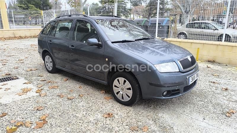 Gris / plata Usado 2005 Skoda Fabia Comfort Familiar | 1999 € (Precio justo) - Imagen 1/4