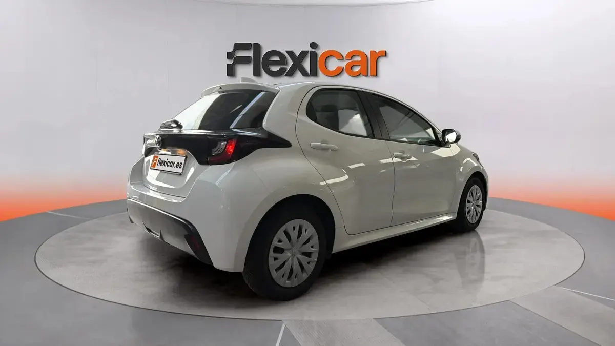 Usado Toyota Yaris Comfort 72 CV (52 kW) 2023 Blanco Utilitario