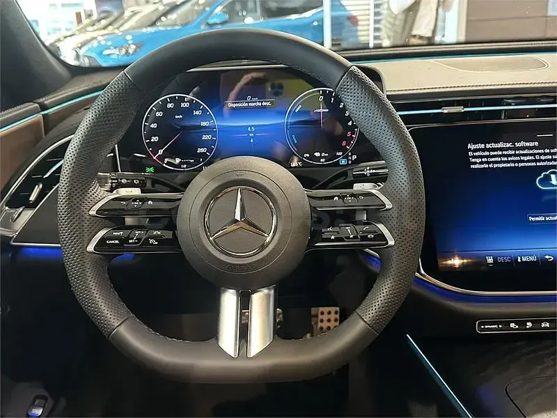 Usado Mercedes E300 313 CV (230 kW) 2025 Gris Familiar