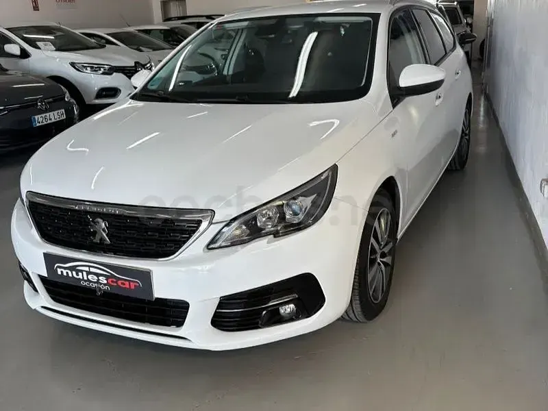 Usado Peugeot 308 SW Active 130 CV (95 kW) 2021 Blanco Familiar