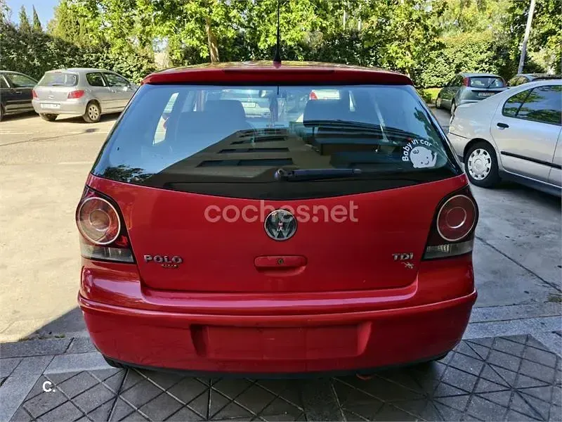 Usado VW Polo Edition 70 CV (51 kW) 2006 Rojo Utilitario