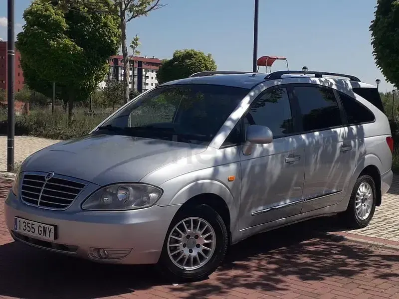 Usado SsangYong Rodius 165 CV (121 kW) 2010 Gris / plata Monovolumen