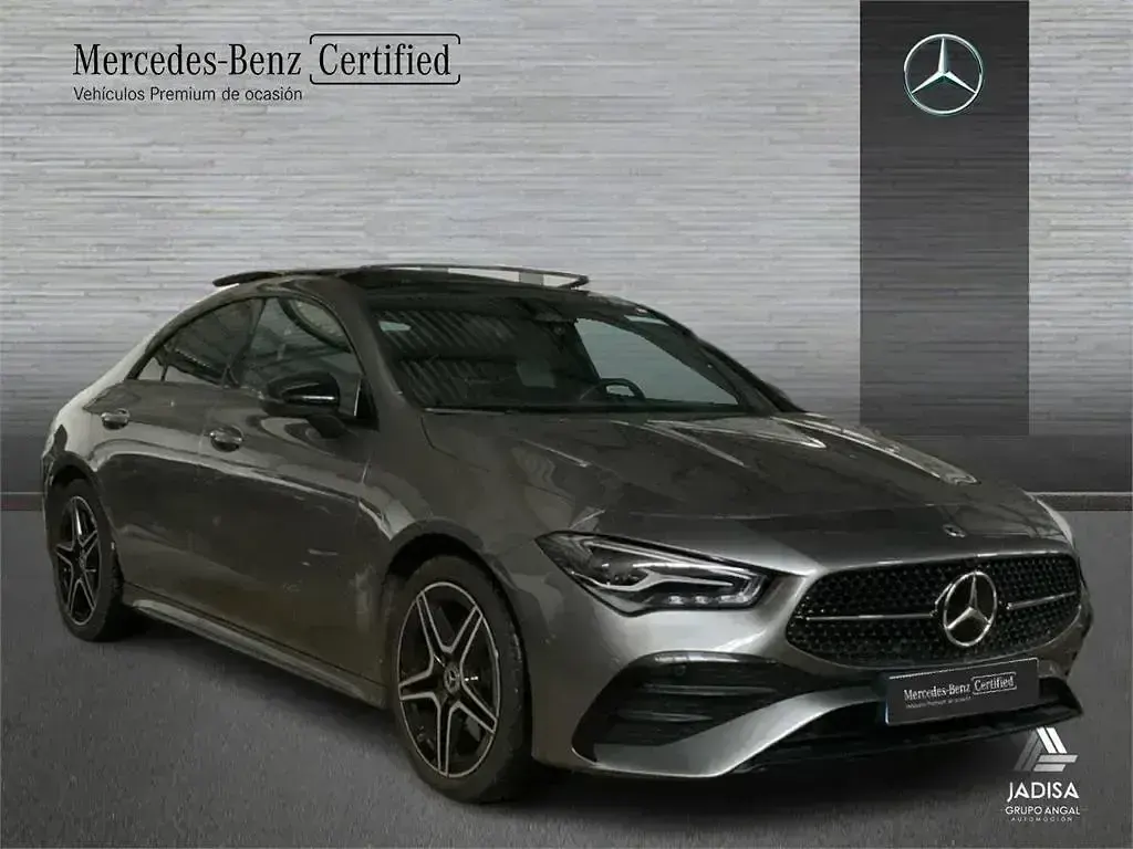 Usado Mercedes CLA200 AMG line 163 CV (119 kW) 2025 Gris Berlina