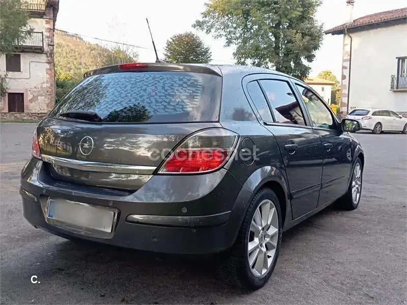 Usado Opel Astra Cosmo 140 CV (102 kW) 2008 Negro Berlina