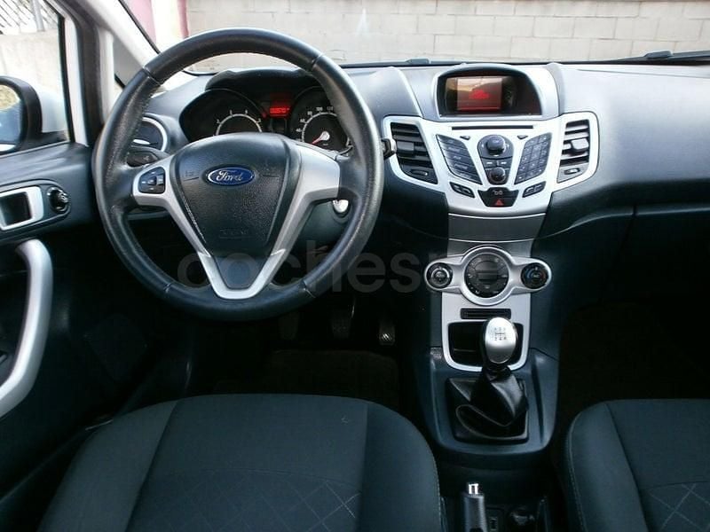 Usado Ford Fiesta Trend 82 CV (60 kW) 2012 Blanco Utilitario