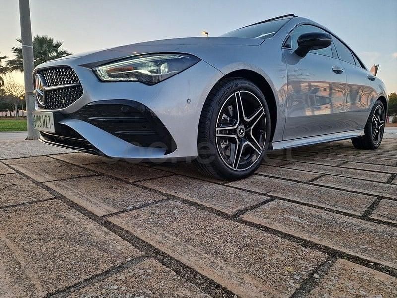 Usado Mercedes CLA200 163 CV (119 kW) 2025 Gris / plata Berlina