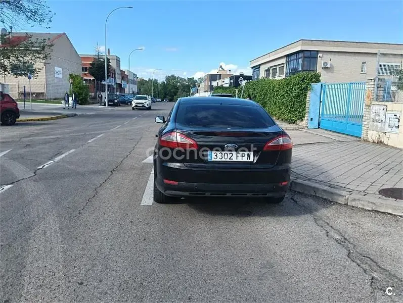 Usado Ford Mondeo Ghia 140 CV (102 kW) 2007 Negro Berlina