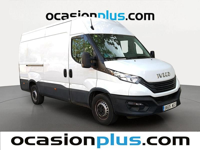 Usado Iveco Daily 156 CV (114 kW) 2023 Blanco Familiar