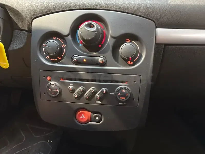 Usado Renault Clio II 100 CV (73 kW) 2007 Rojo Berlina