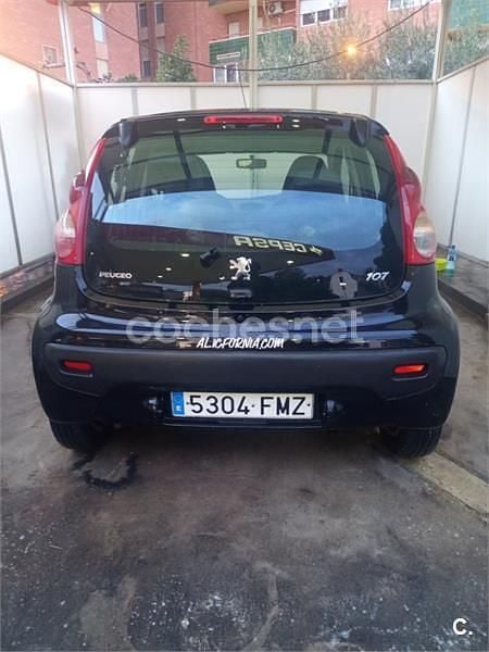 Usado Peugeot 107 Urban Move 54 CV (39 kW) 2007 Negro Utilitario