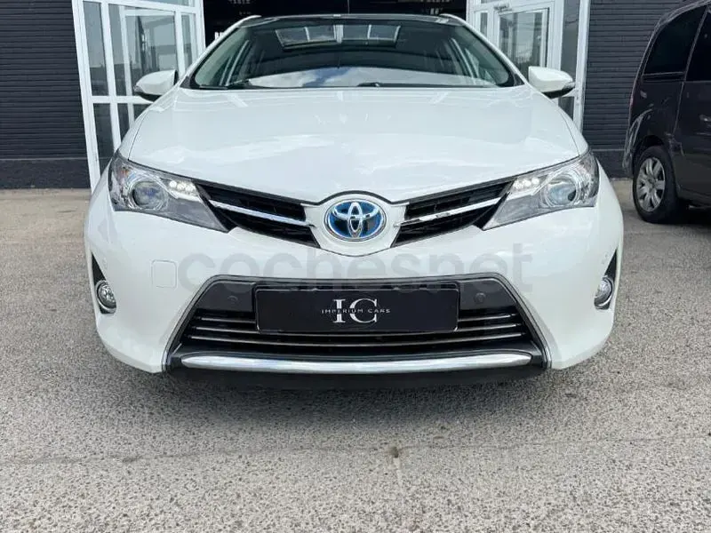 Usado Toyota Auris Hybrid Advance 136 CV (100 kW) 2014 Blanco Berlina