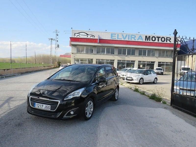 Usado Peugeot 5008 Allure 120 CV (88 kW) 2015 Negro Monovolumen