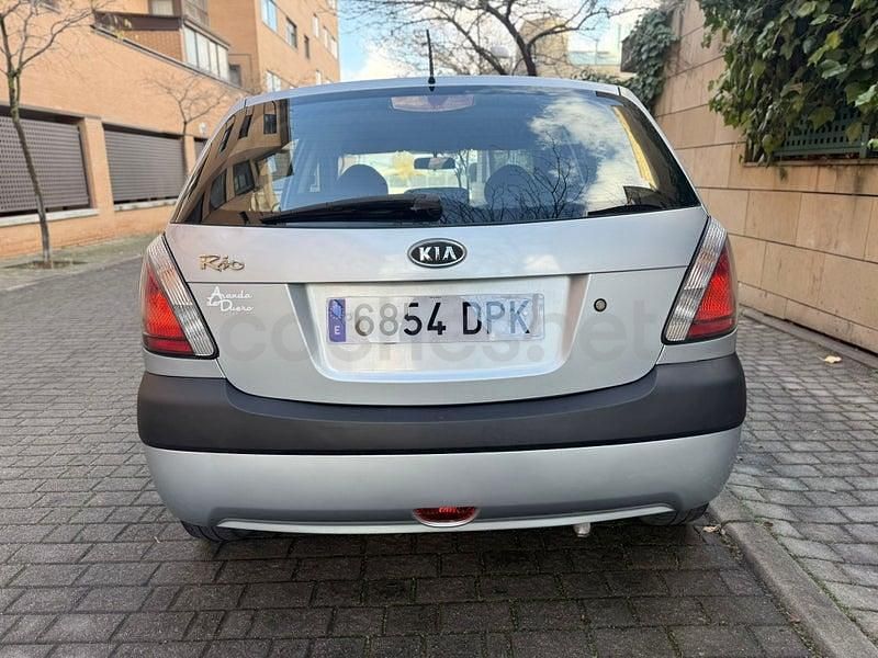 Usado Kia Rio EX 97 CV (71 kW) 2005 Gris / plata Berlina