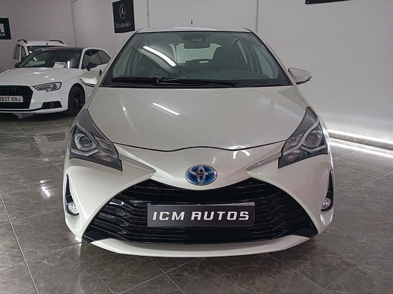 Usado Toyota Yaris Hybrid Active 100 CV (73 kW) 2019 Blanco Berlina