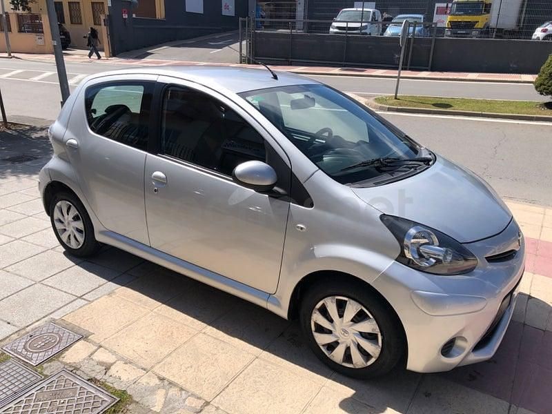 Usado Toyota Aygo City 68 CV (50 kW) 2013 Gris / plata Utilitario