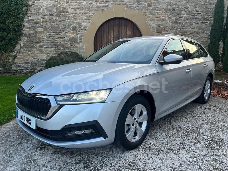 Gris / plata Usado 2022 Skoda Octavia Ambition Familiar | 19.900 € (Precio justo) - Imagen 1/4
