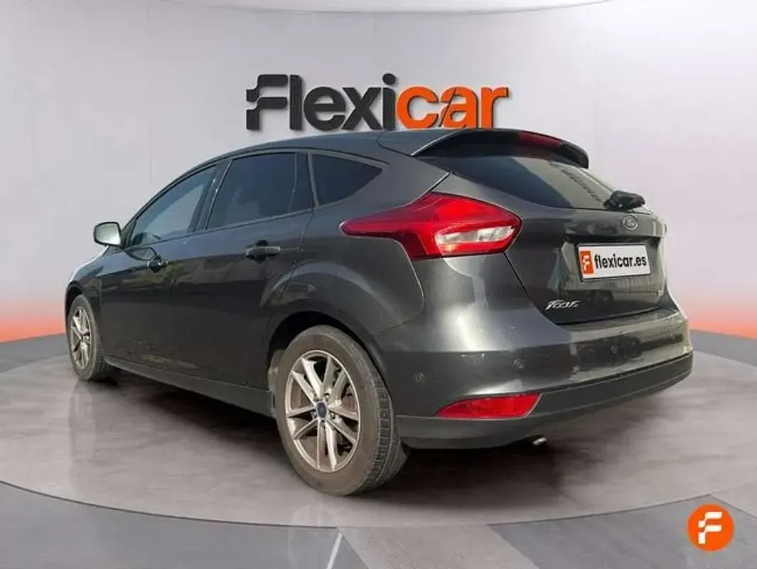 Usado Ford Focus Titanium 125 CV (91 kW) 2018 Gris Utilitario