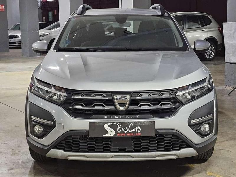 Usado Dacia Sandero Essentiel 101 CV (74 kW) 2021 Gris Utilitario