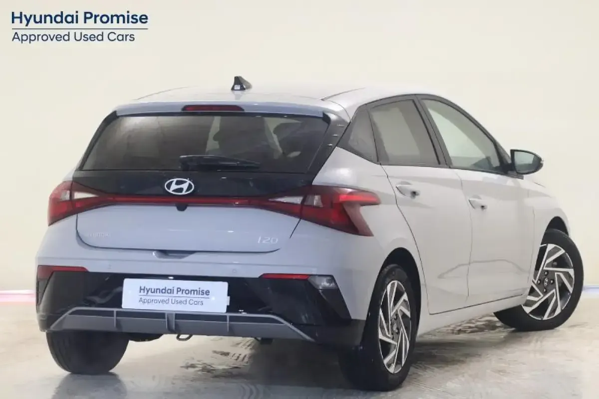Usado Hyundai i20 100 CV (73 kW) 2025 Gris/plata Utilitario