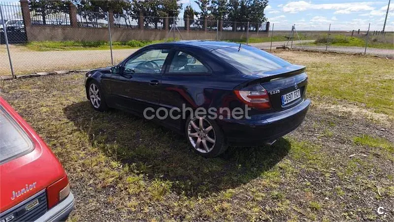 Usado Mercedes C220 150 CV (110 kW) 2006 Azul Berlina