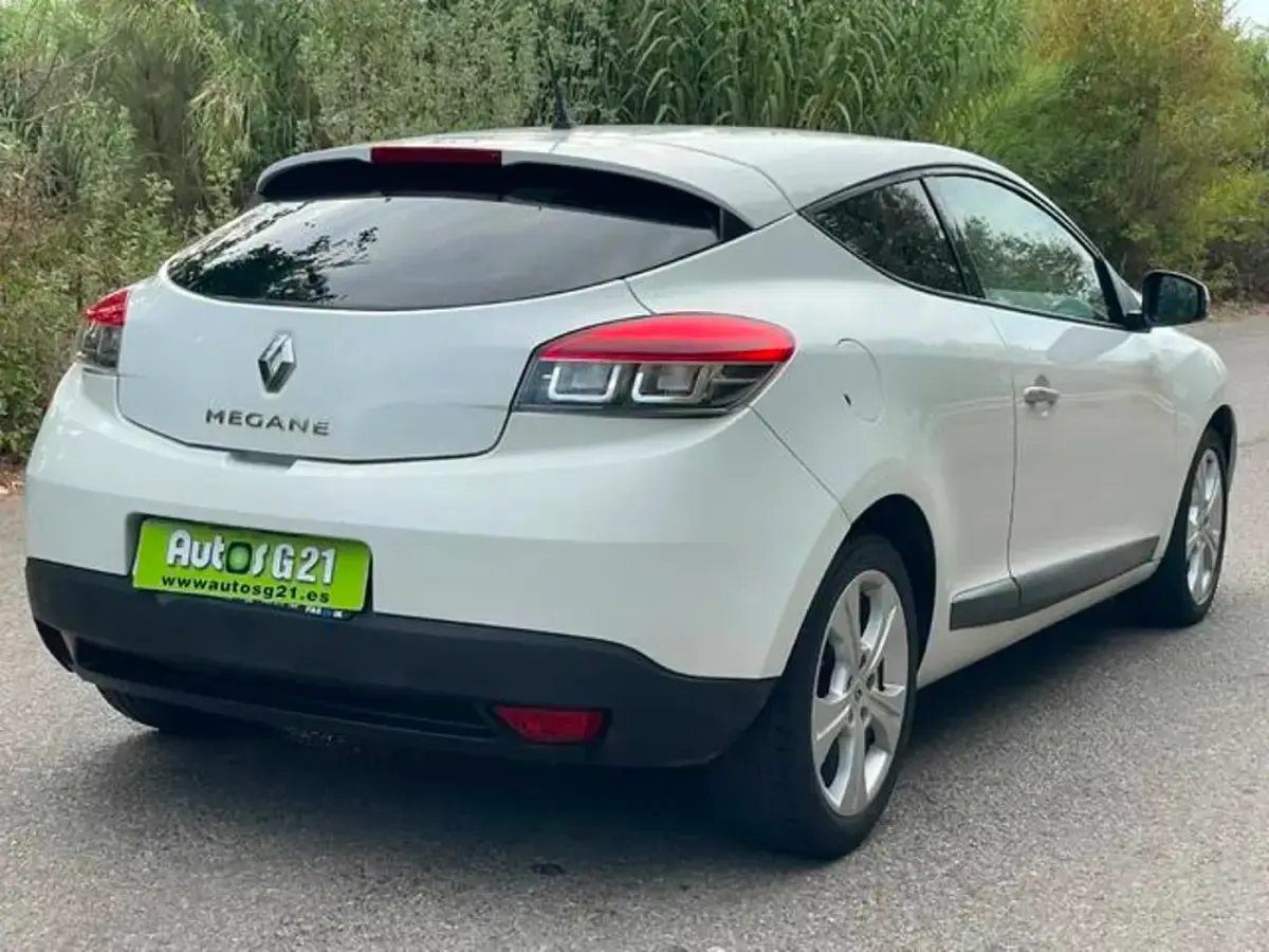 Usado Renault Mégane Coupé Dynamique 111 CV (81 kW) 2011 Blanco Coupe