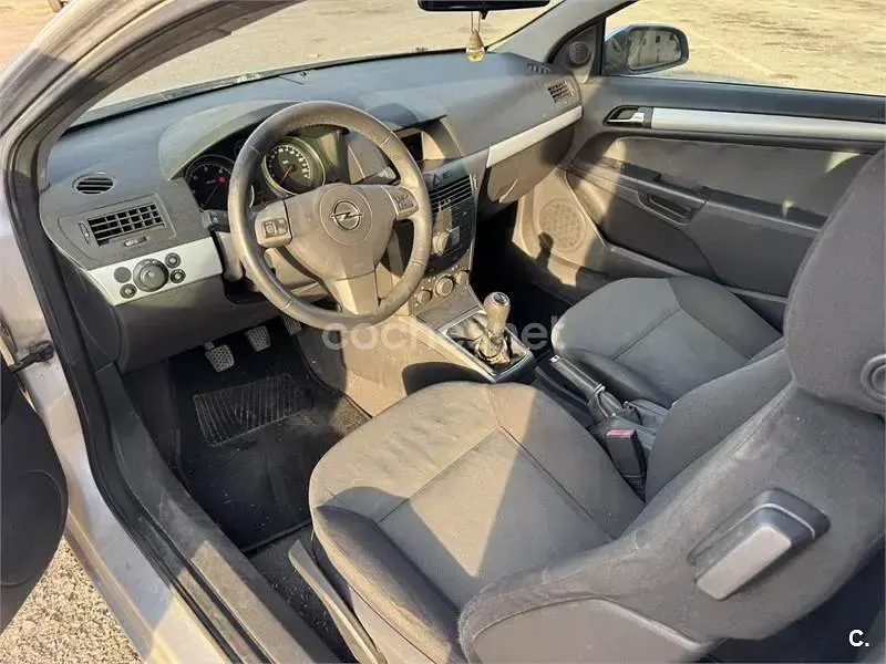 Usado Opel Astra GTC Enjoy 100 CV (73 kW) 2006 Gris / plata Berlina