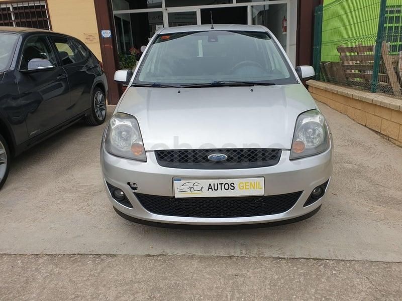 Usado Ford Fiesta Ambiente 68 CV (50 kW) 2006 Gris / plata Utilitario