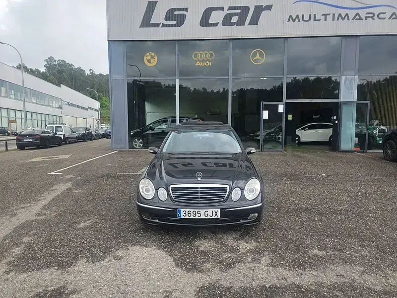 Usado Mercedes E320 Avantgarde 204 CV (150 kW) 2004 Negro Berlina