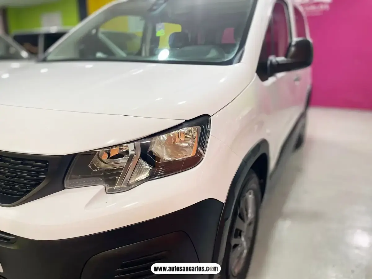 Usado Peugeot Rifter Business-Line 100 CV (73 kW) 2023 Blanco Monovolumen
