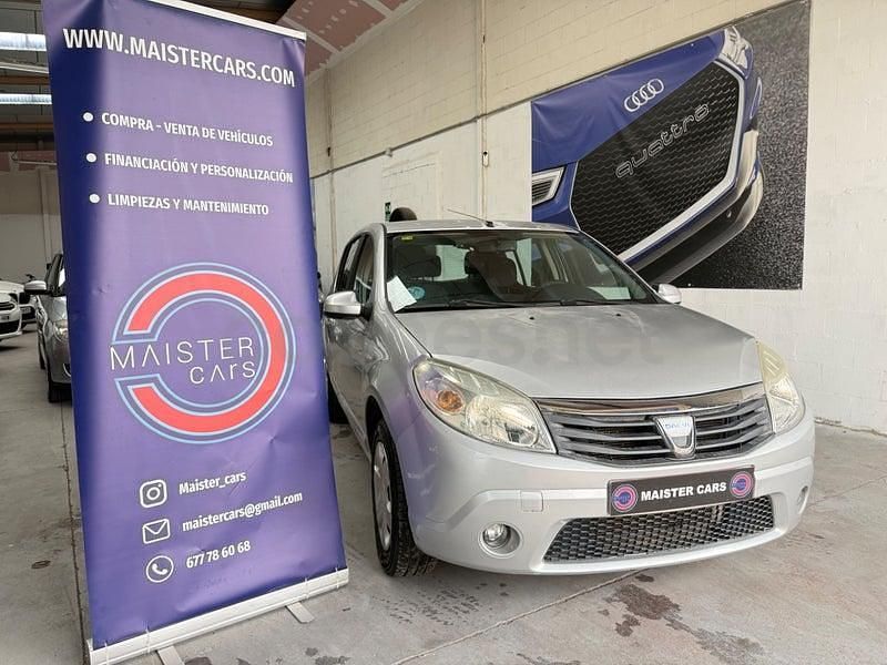 Usado Dacia Sandero Lauréate 75 CV (55 kW) 2010 Gris / plata Berlina