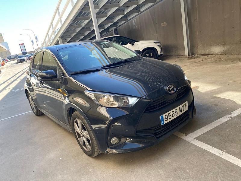 Usado Toyota Yaris Hybrid Active 116 CV (85 kW) 2025 Negro