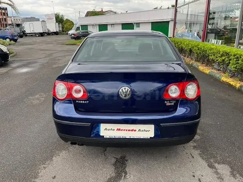 Usado VW Passat Trendline 140 CV (102 kW) 2006 Azul Berlina