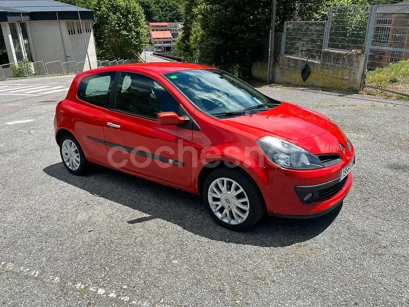 Usado Renault Clio II Dynamique 85 CV (62 kW) 2006 Rojo Berlina