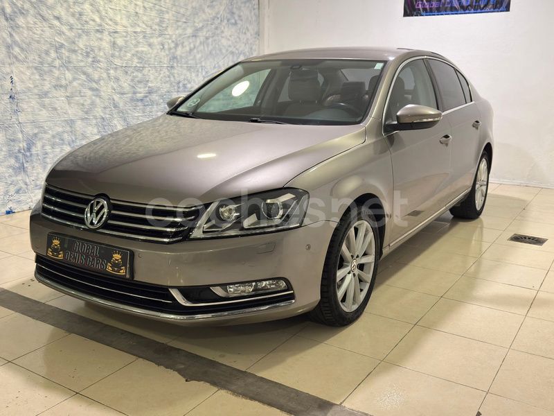 Marrón Usado 2012 VW Passat Highline Berlina | 8499 € (Un poco caro) - Imagen 1/4