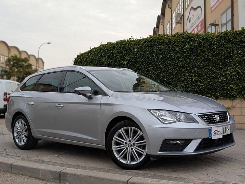 Usado Seat Leon XCELLENCE 130 CV (95 kW) 2020 Gris / plata Familiar