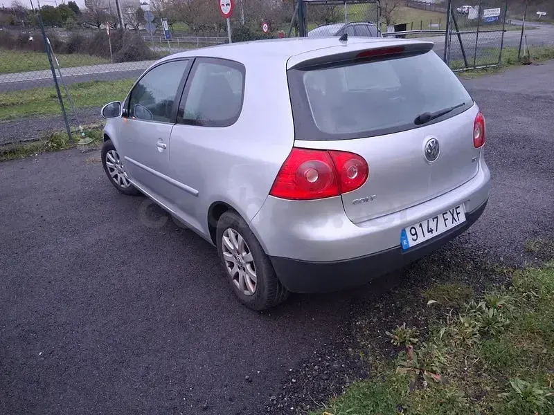 Usado VW Golf V Highline 105 CV (77 kW) 2007 Gris / plata Berlina