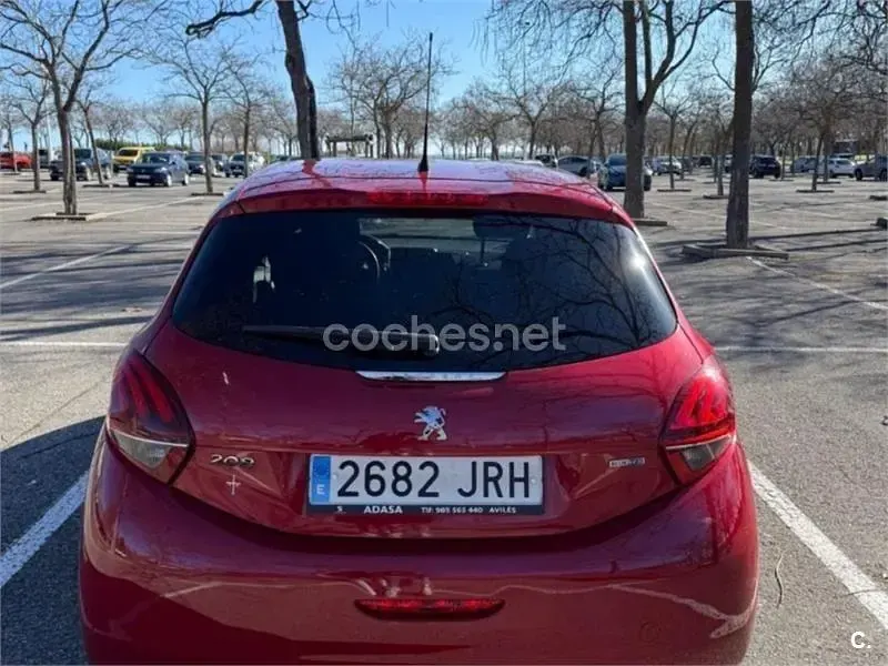Usado Peugeot 208 Active 100 CV (73 kW) 2016 Rojo Utilitario