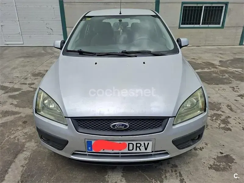 Usado Ford Focus Trend 109 CV (80 kW) 2005 Gris / plata Berlina