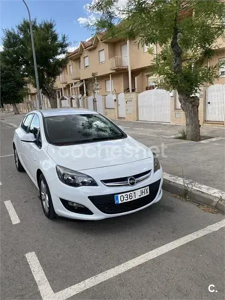 Usado Opel Astra Selective 165 CV (121 kW) 2015 Blanco Berlina
